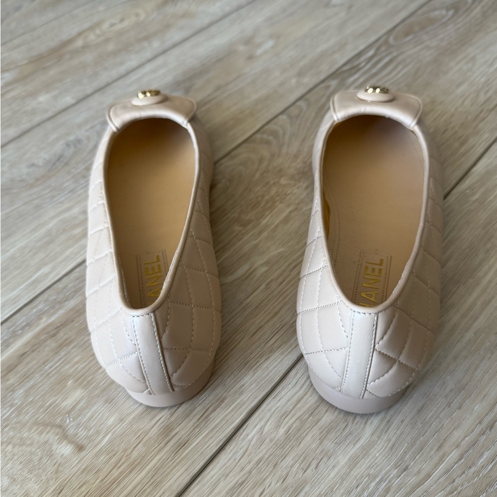CHANEL Cream Quilted Ballet Flats 2024 with Gold Medallion CC Logo NWOT - Picture 5 of 7